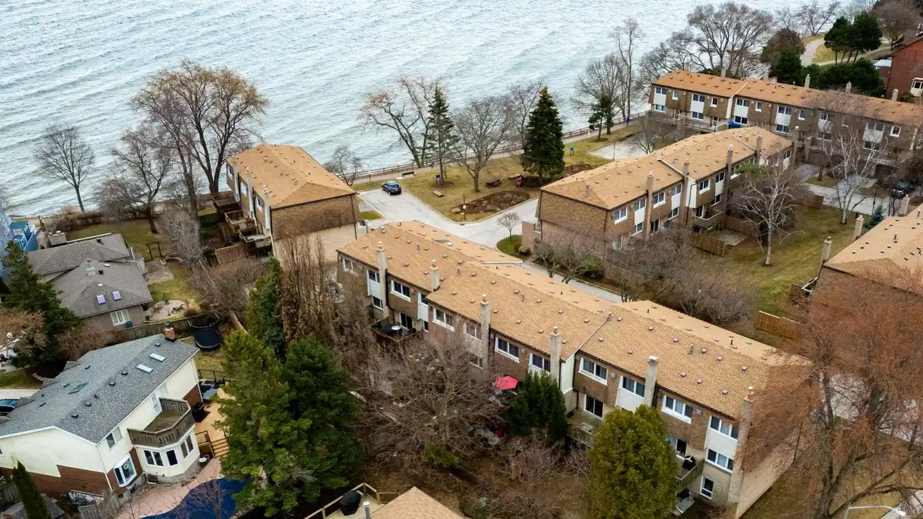 Beautiful Transitional-style Lake View Townhouse