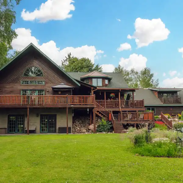 SPECTACULAR SOLBERG LAKE RETREAT