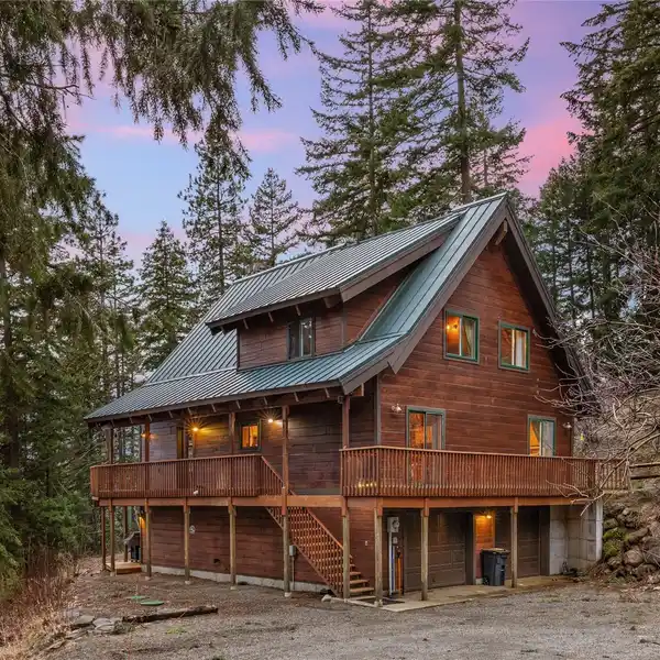 PICTURESQUE CUSTOM LODGE ABOVE LAKE CLE ELUM