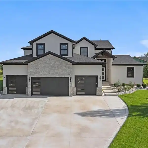 SHOWSTOPPING CUSTOM-BUILT ESTATE HOME