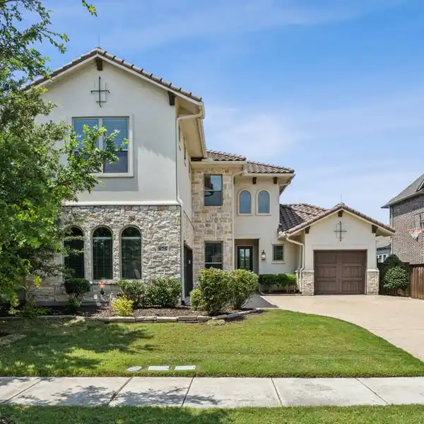 LUXURY AND COMFORT IN A DESIRABLE NEIGHBORHOOD