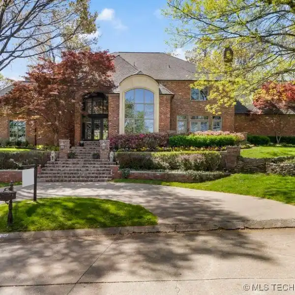 UNIQUE ORIGINAL OWNER HOME IN HUNTERS POINTE