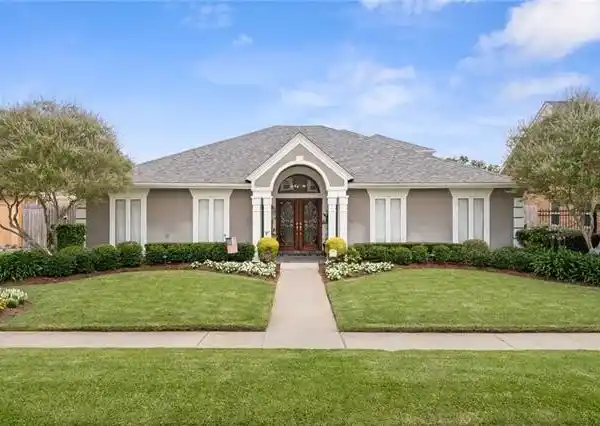 REMARKABLE CUSTOM-BUILT HOME BY GREG KITCHEN