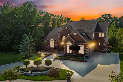 Exquisite Woodland Estate with Spa Deck