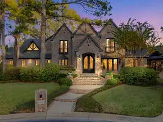 Stunning Estate in Prestigious Hollytree West