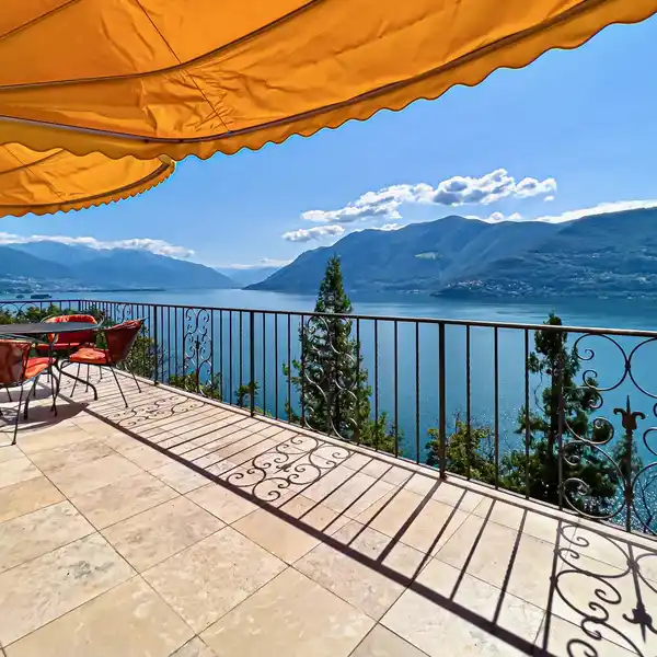 A OASIS WITH FANTASTIC LAKE VIEWS