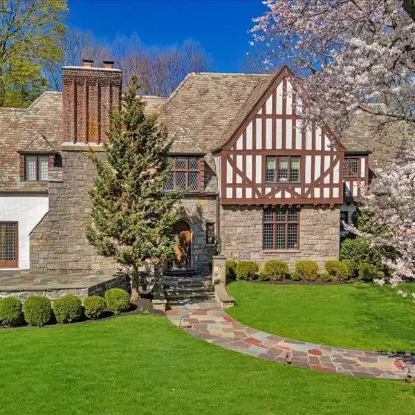 SOPHISTICATED AND STYLISH COTSWOLD TUDOR
