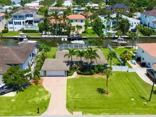 Lovely Renovated Home on Aqualane Canal