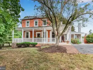 Charming Early Colonial Farmhouse with Modern Amenities
