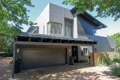 Luxury Living in the Heart of Hawaan Forest Estate