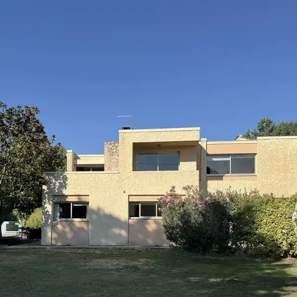 ARCHITECT-DESIGNED VILLA IN BOUC BEL AIR