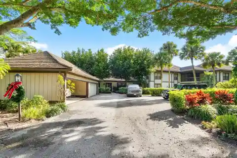 Exquisitely Renovated End-unit Bungalow in Palm Beach Polo Club