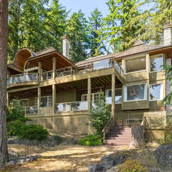 ARCHITECTURAL WATERFRONT HOME IN FAIRWEATHER POINT