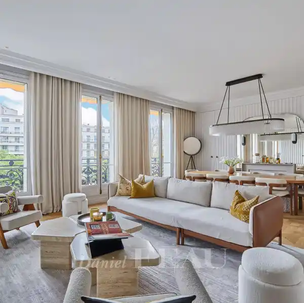 METICULOUSLY RENOVATED SOUTH-FACING APARTMENT