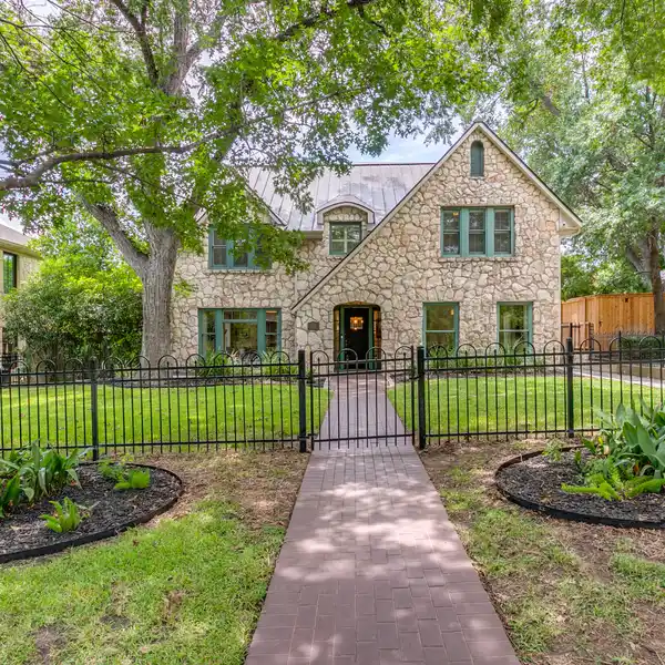TIMELESS OLMOS PARK LUXURY WITH PRIVATE GUEST SUITE