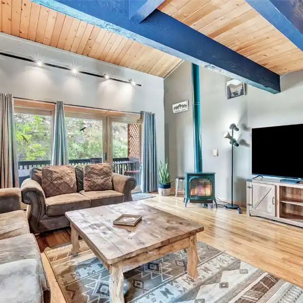 TURN-KEY TOWNHOME IN PRIME SKI LOCATION