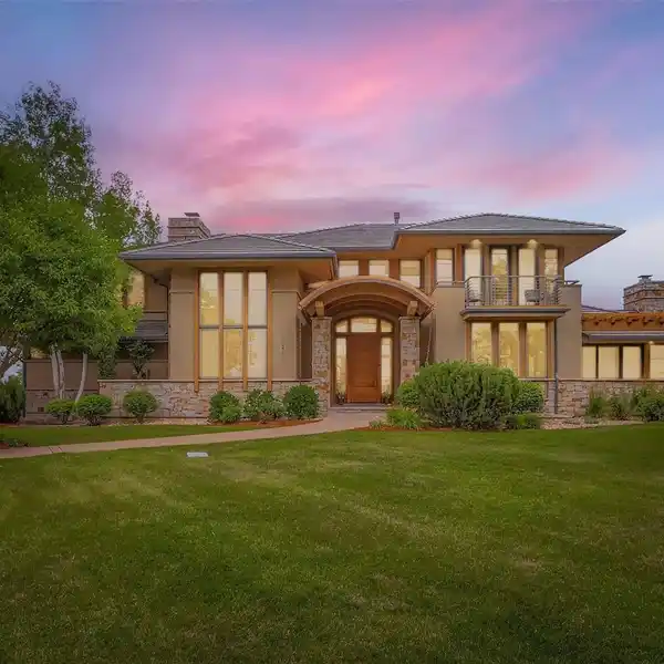 EXCEPTIONAL RESIDENCE ON A QUIET CUL-DE-SAC