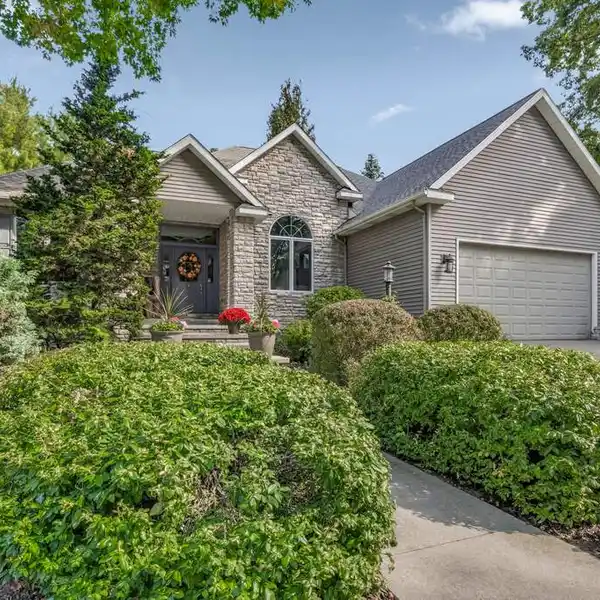 NATURE-FRAMED ELEGANCE WITH THOUGHTFUL CRAFTSMANSHIP