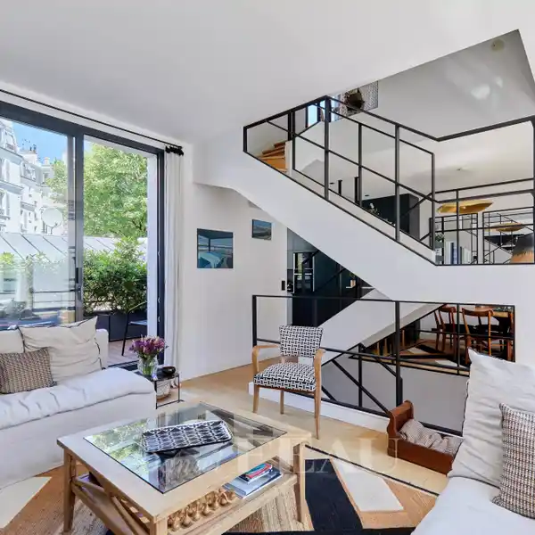 BEAUTIFULLY APPOINTED CONTEMPORARY PROPERTY