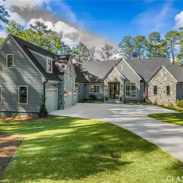 LAKEFRONT RETREAT IN RICHLAND POINTE
