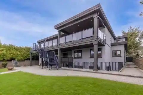 Luxury Living at Great Value in West White Rock