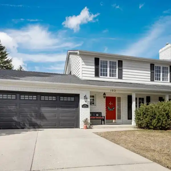 BEAUTIFULLY UPGRADED HOME IN PUMP HILL