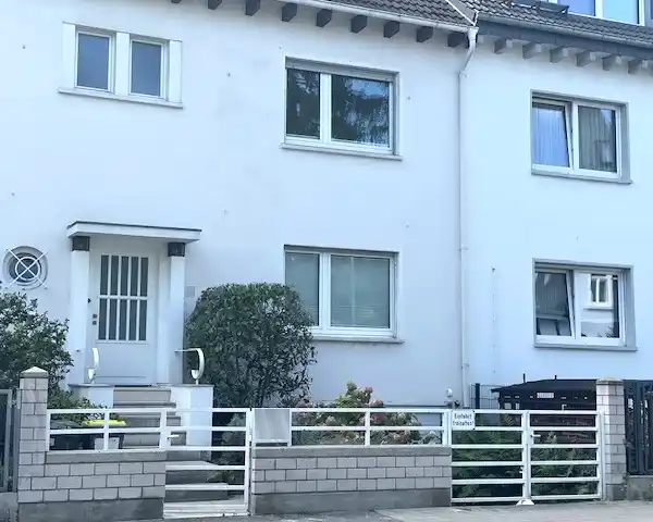WELL-MAINTAINED AND VERSATILE TOWNHOUSE