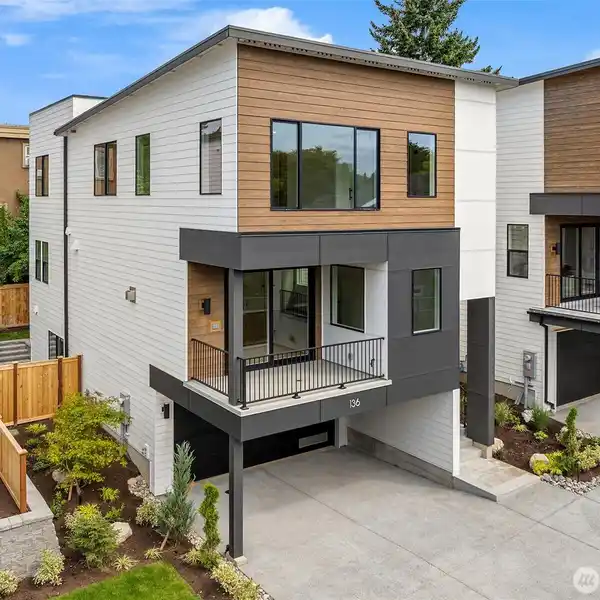 BRAND NEW MODERN HOME IN MOSS BAY