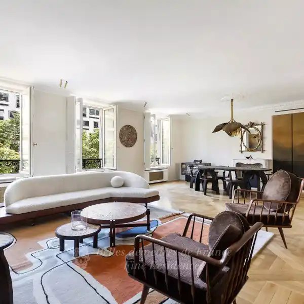 PRESTIGIOUS APARTMENT IN A FREESTONE BUILDING