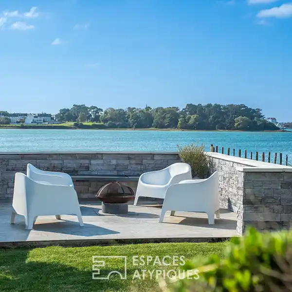 CONTEMPORARY WATERFRONT HOME