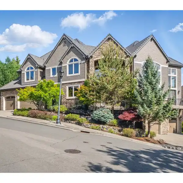 EXQUISITE HOME IN SOUGHT-AFTER RENAISSANCE POINTE