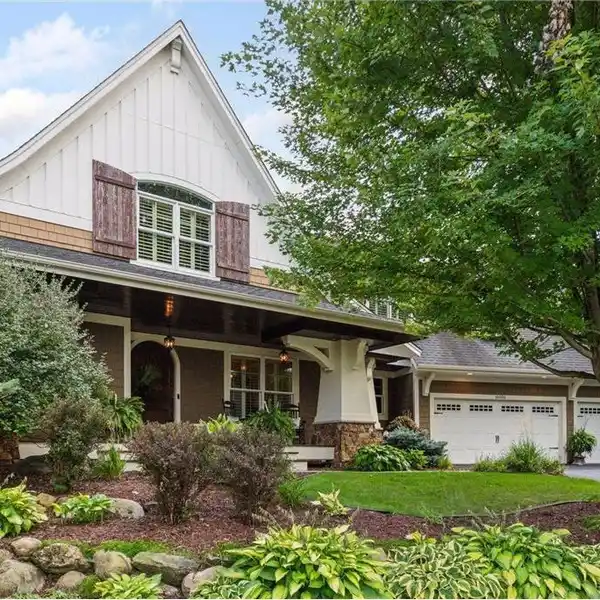 LUXURY AND COMFORT WITH CUSTOM STONEWORK