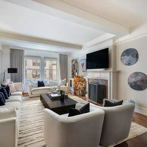 EXQUISITELY RENOVATED CLASSIC 6 ON PARK AVENUE