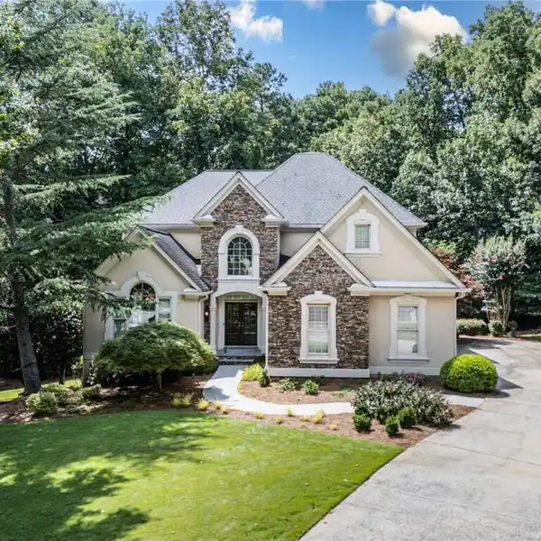 MODERN LUXURY MEETS SERENITY IN CHARTWELL GEM