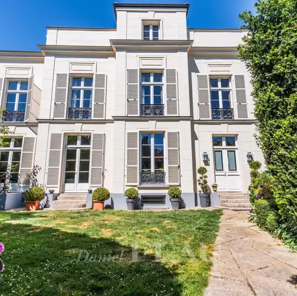 BRIGHT AND BEAUTIFUL PROPERTY