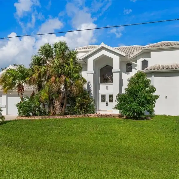 WONDERFULLY REMODELED POOL HOME WITH SAILBOAT ACCESS