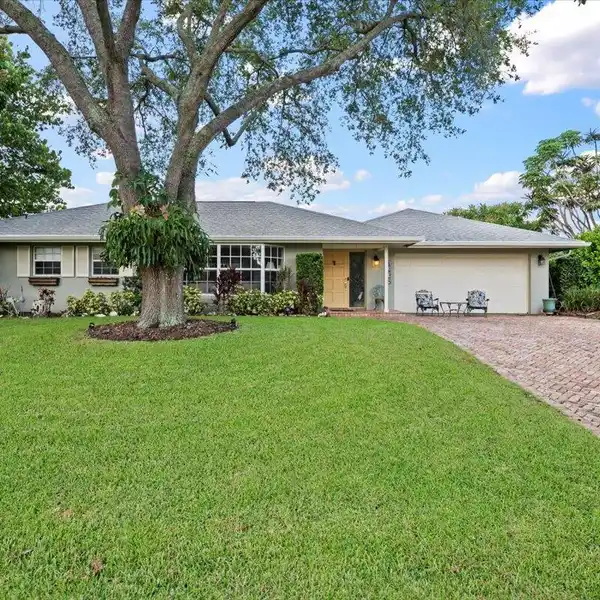 EXPANSIVE POOL HOME IN GARDEN ISLES