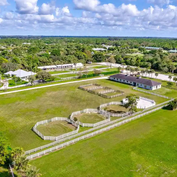 IDEAL EQUESTRIAN PROPERTY