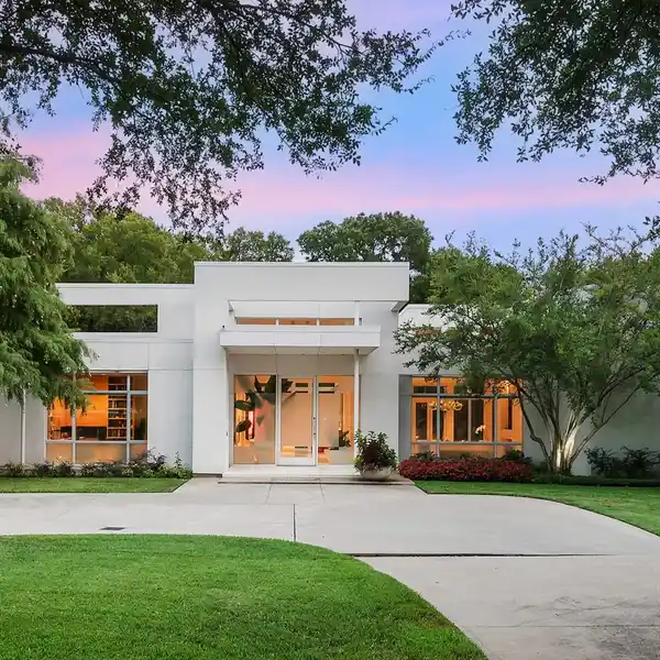 ICONIC ESTATE IN THE BLUFFVIEW AREA