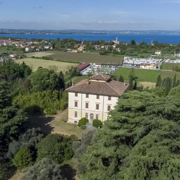 AFFASCINANTE VILLA D'EPOCA CON PARCO E VISTA LAGO