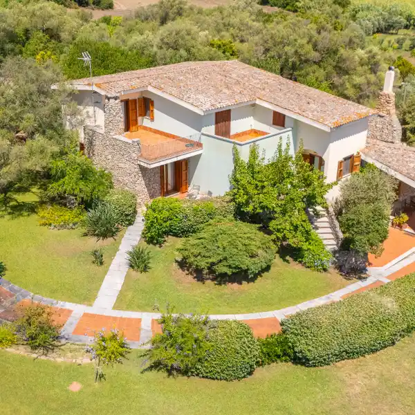CHARMING COUNTRY HOUSE INSPIRED BY THE GALLURA TRADITION