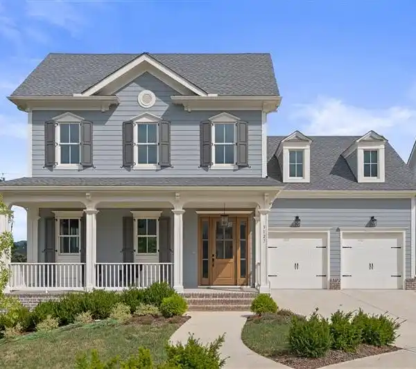 LUXURY AND LIVABILITY IN A GREAT LOCATION