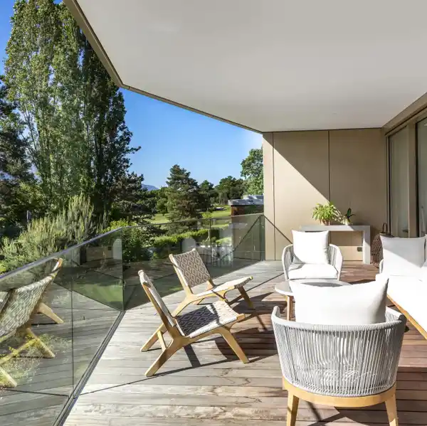 MAGNIFICENT TOP FLOOR CORNER APARTMENT