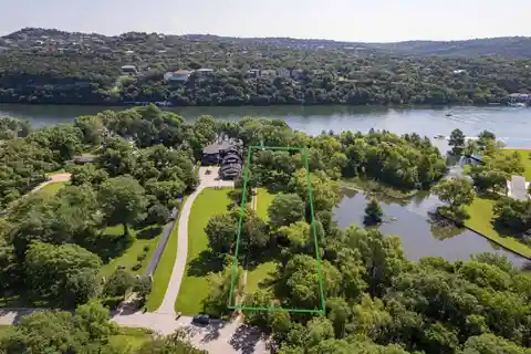 A Serene Lake Austin Lifestyle