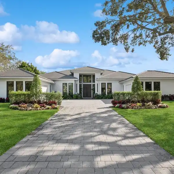 MODERN RESORT-LIKE PROPERTY