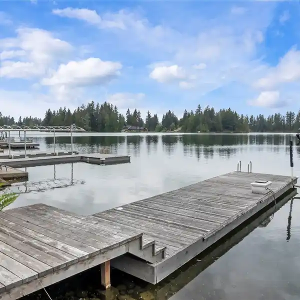 STUNNING LAKE TAPPS WATERFRONT HOMESTEAD