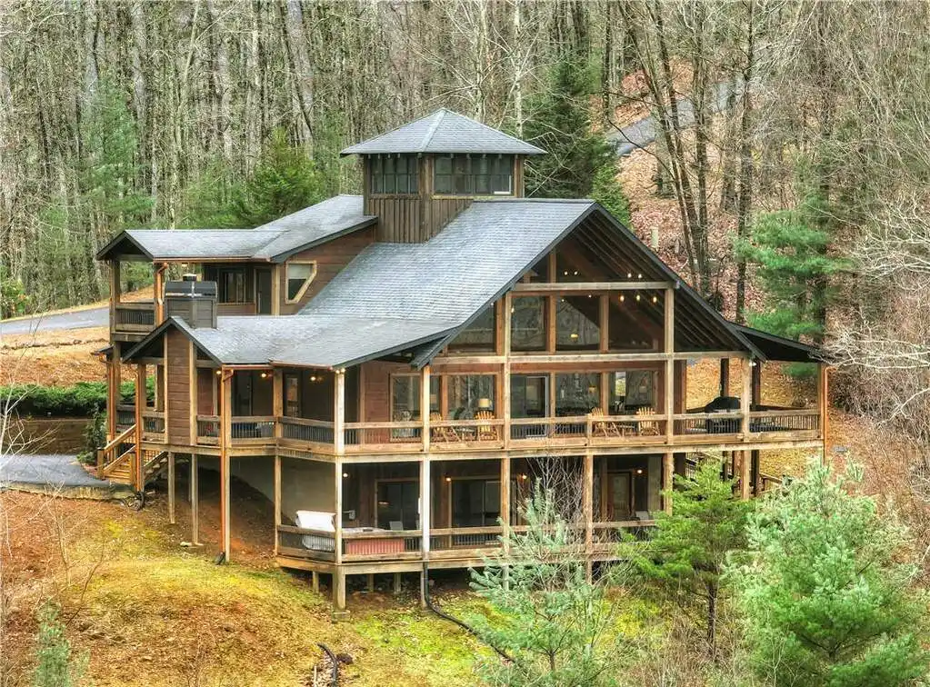 Serenity and Grandeur in a Private Mountain Community