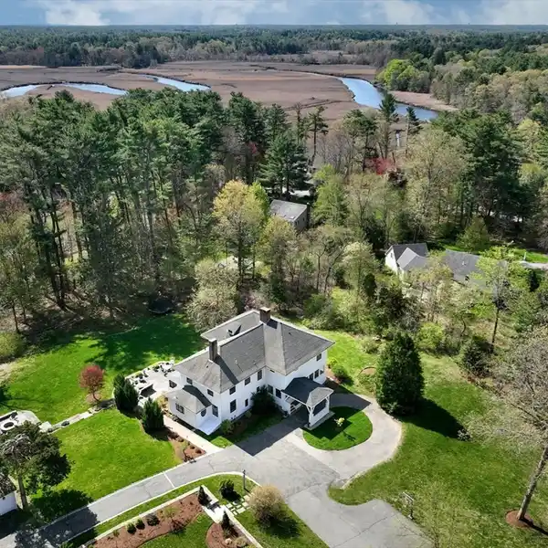 PICTURESQUE HOME IN DESIRABLE BARQUE HILL