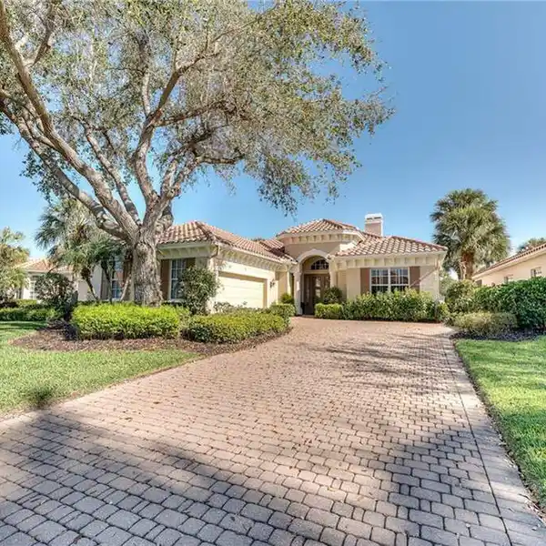 BEAUTIFUL MOVE-IN READY HOME IN DESIRABLE GINGER POINTE