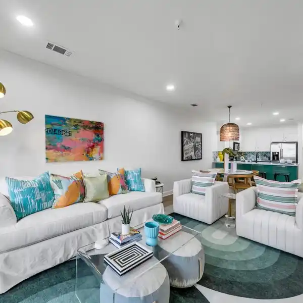 TOP-FLOOR SUITE WITH BEAUTIFUL VIEWS OF THE GULF